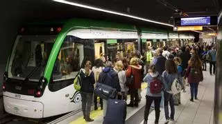 Subir al metro de Málaga con un patinete eléctrico, prohibido desde el 1 de enero