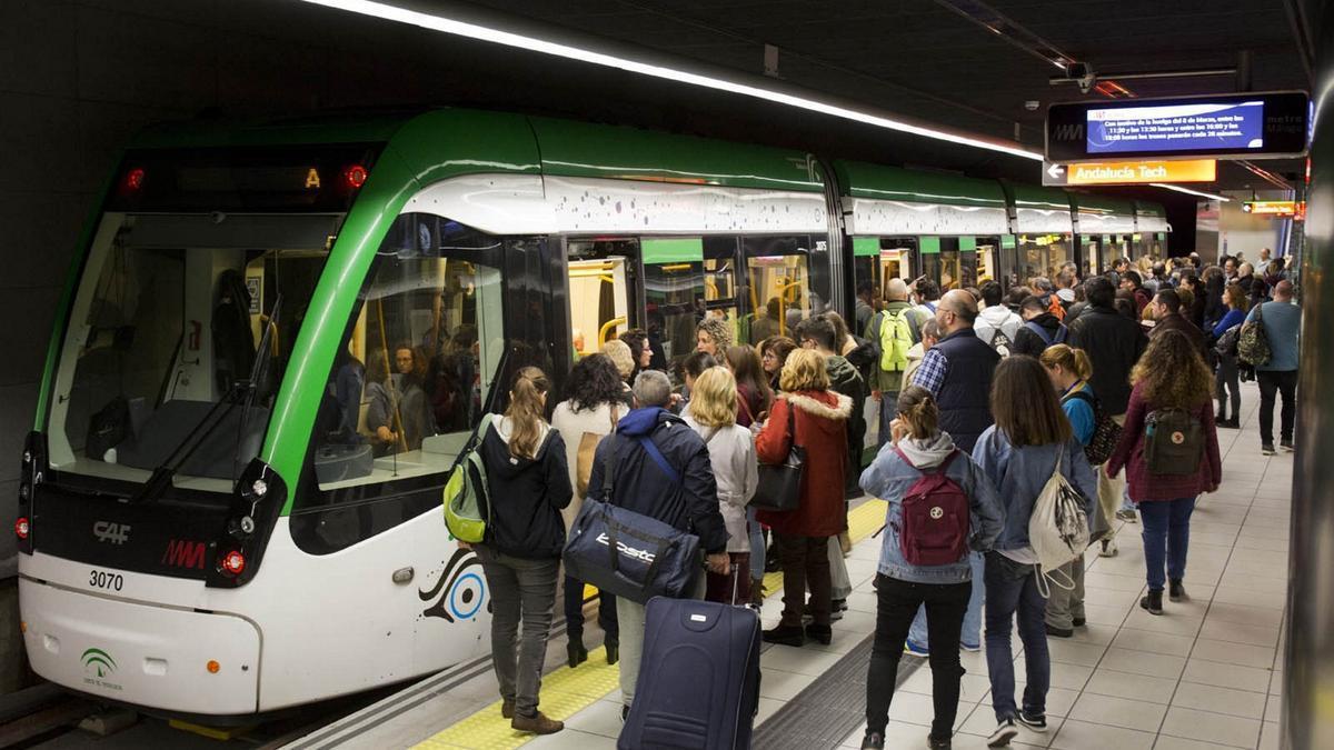 Usuarios del metro de Málaga, al que a partir del lunes no podrán subir patinetes eléctricos.