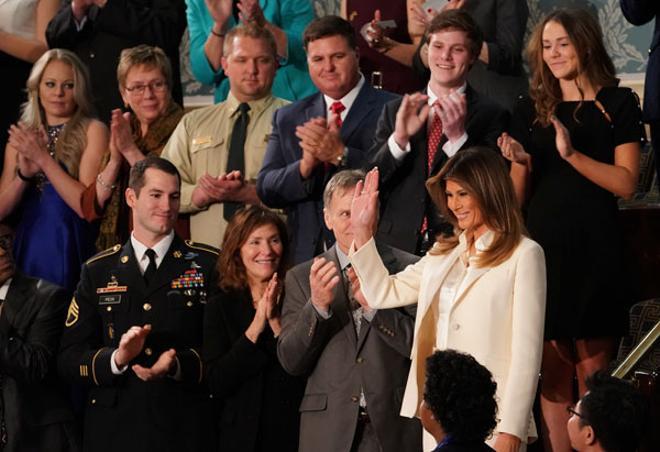 Melania Trump con traje de chaqueta de Dior y camisa de Dolce&Gabbana