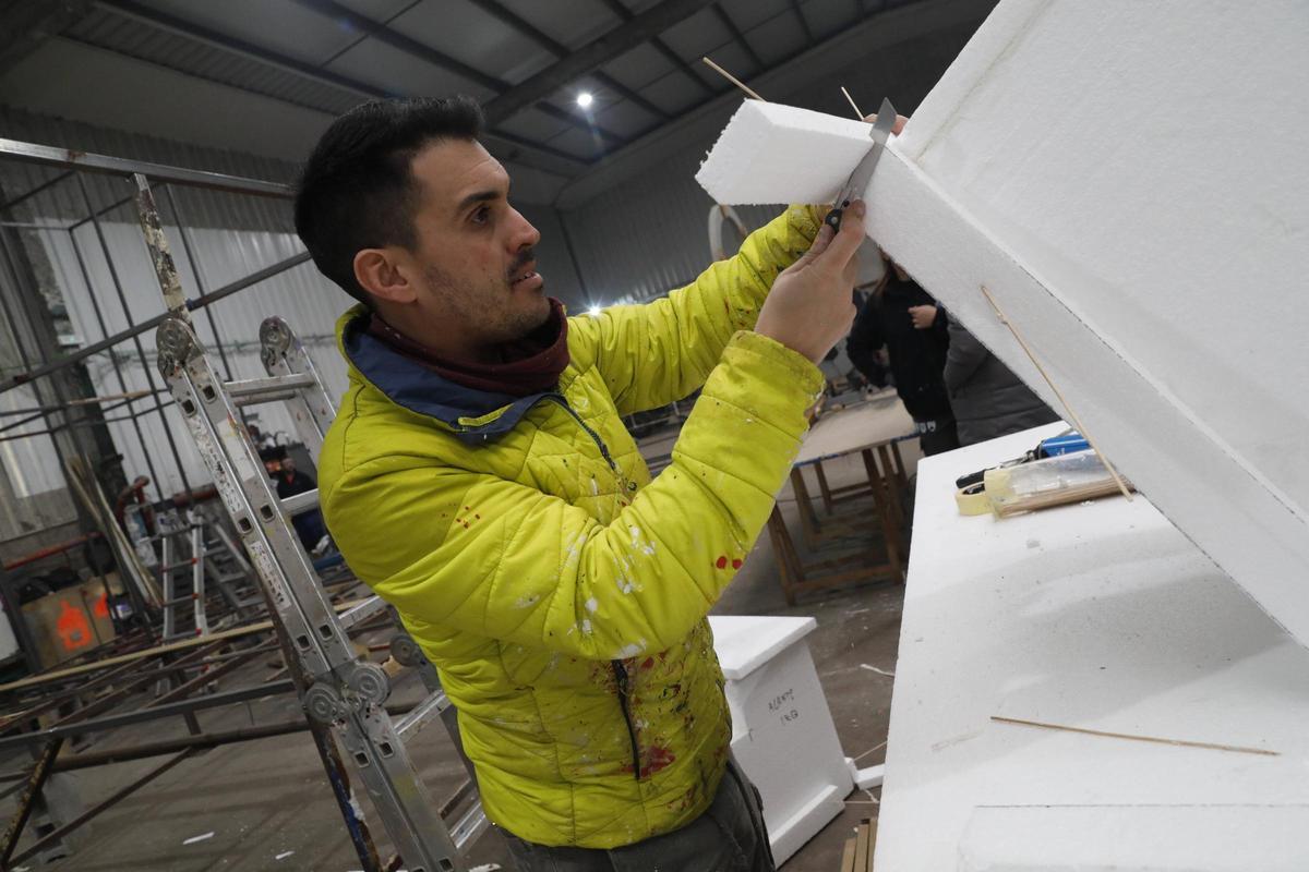 Miguel Mulero, de "El Puntazu", corta una pieza de poliespán.