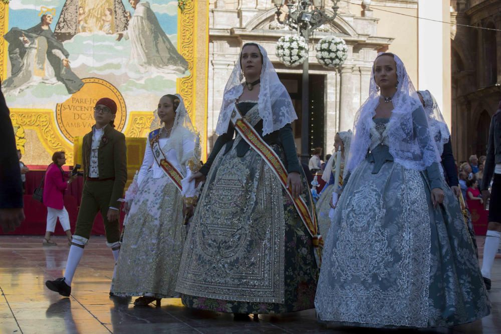 Desfile de las falleras mayores de las diferentes comisiones durante la procesión general de la Mare de Déu dels Desemparats.