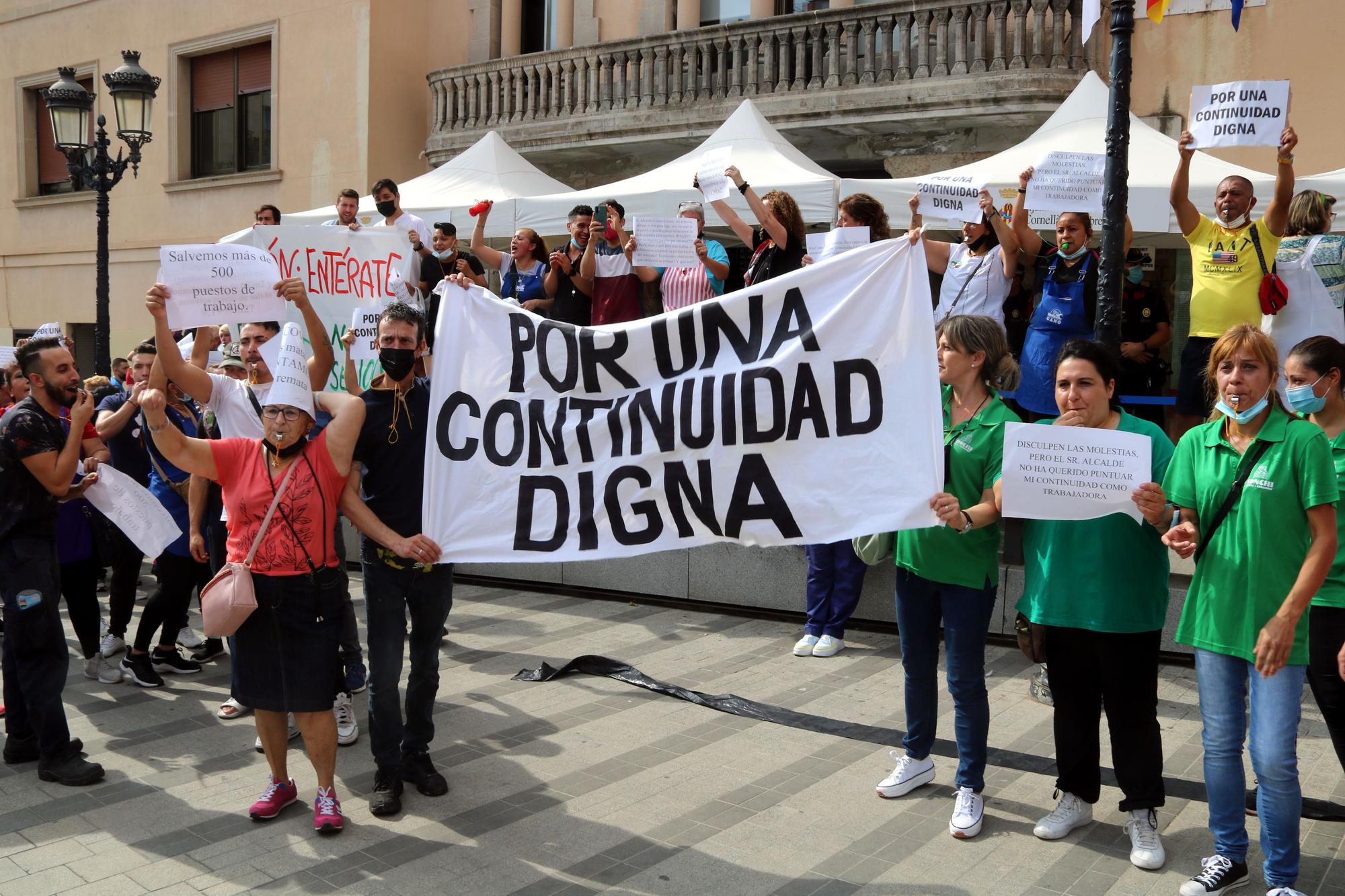 Protesta ante el Ayuntamiento de Cornellà de los paradistas del mercado de Sant Ildefons