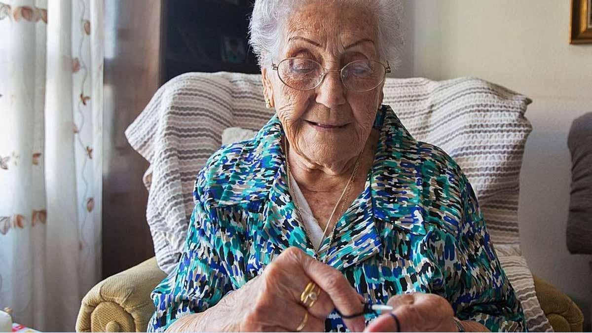 Rosario Zaragoza en su casa, en la Gran Vía, donde pasa el tiempo leyendo, viendo la tele y haciendo punto.