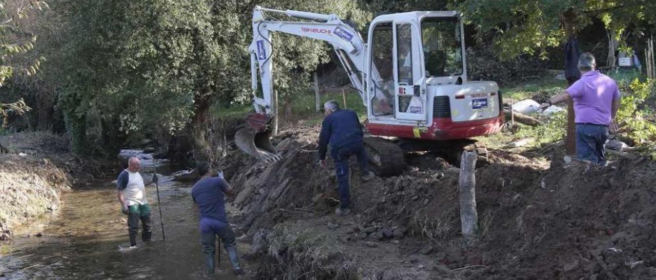 La entidad llegó a iniciar en 2014 las obras (en la imagen), y el Concello las paró. // Adrián Irago