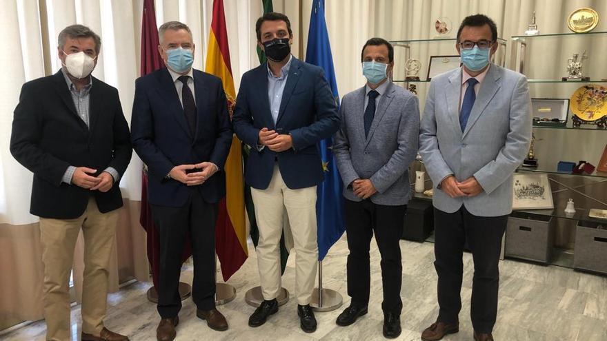 El alcalde de Córdoba reconoce la labor de los farmacéuticos durante la crisis sanitaria