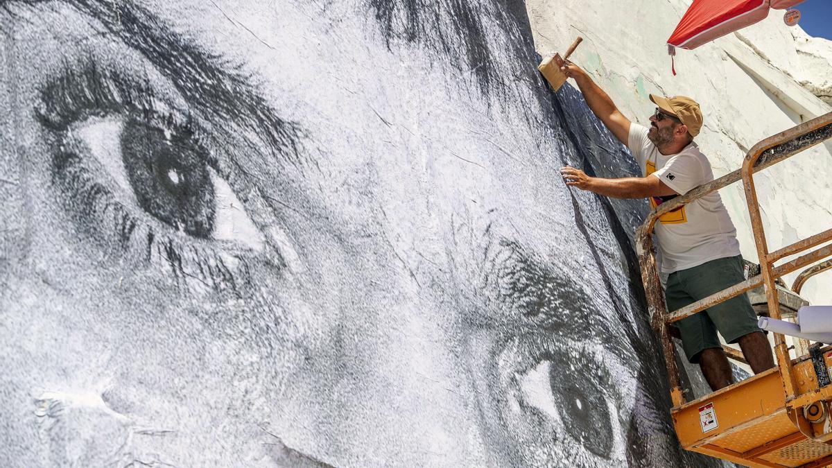 El fotógrafo jerezano Juan Carlos Toro se encargó de convertir una fotografía Camarón de la Isla realizada por Joaquín Hernández, 'Kiki' en un mural gigante de diez por diez metrosen el Centro de Interpretación Camarón de la Isla en San Fernando