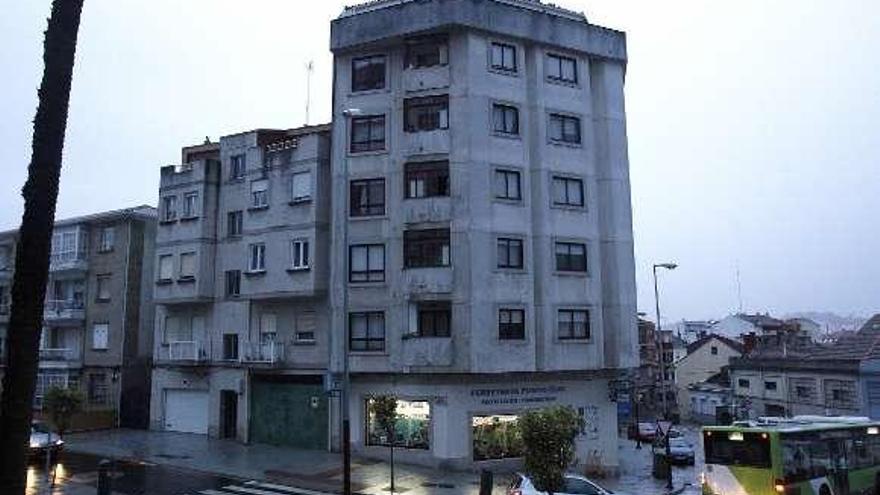 Vista del edificio, en el nº 71 de la calle Santa Tegra.