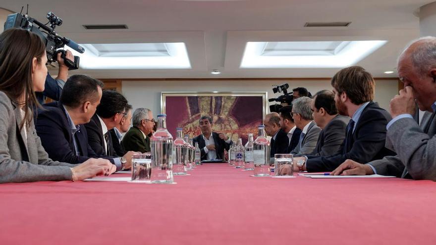 Reunión de Fernando Clavijo con los constructores en la sede de Presidencia en Las Palmas de Gran Canaria.