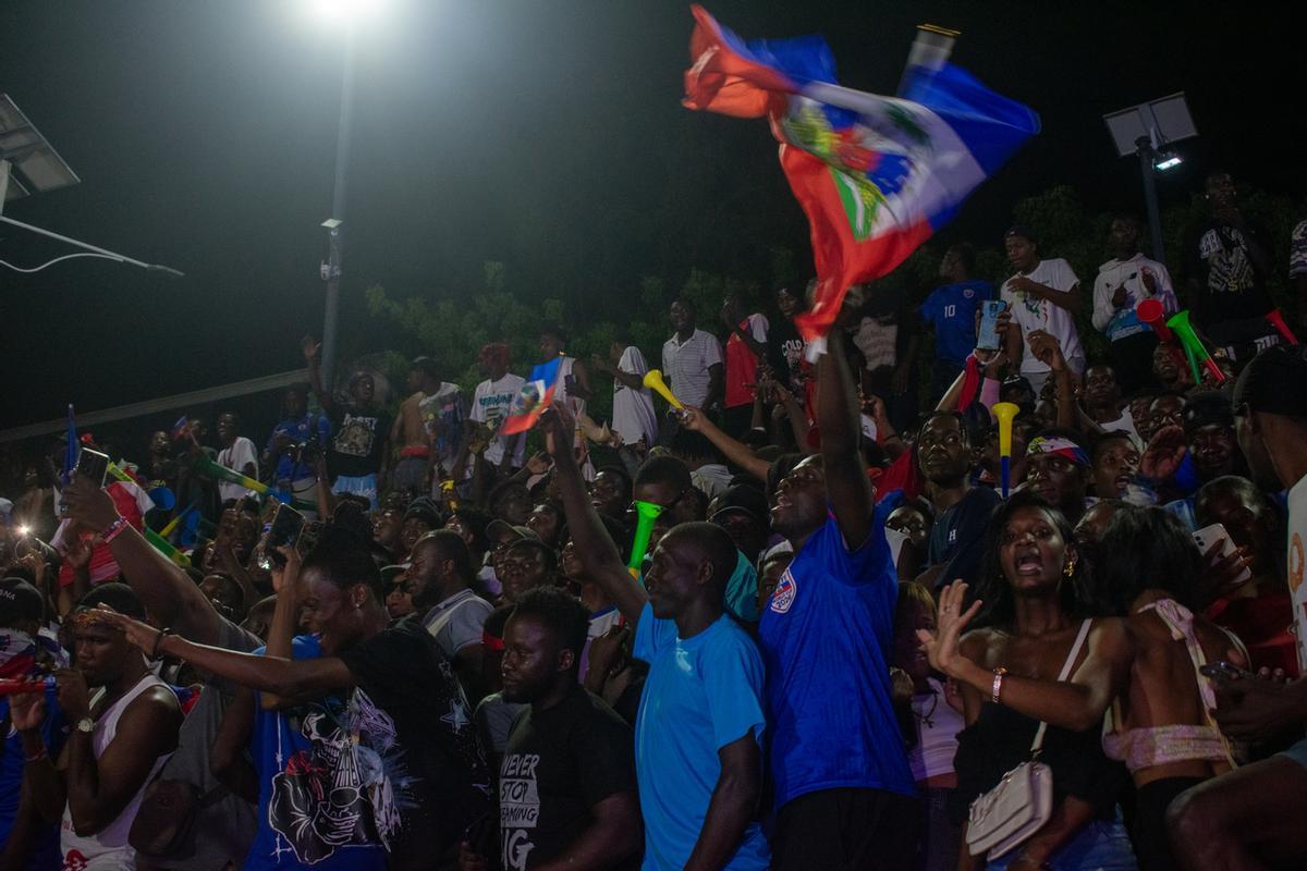 Aficionados de Haití apoyan a su selección en Puerto Príncipe
