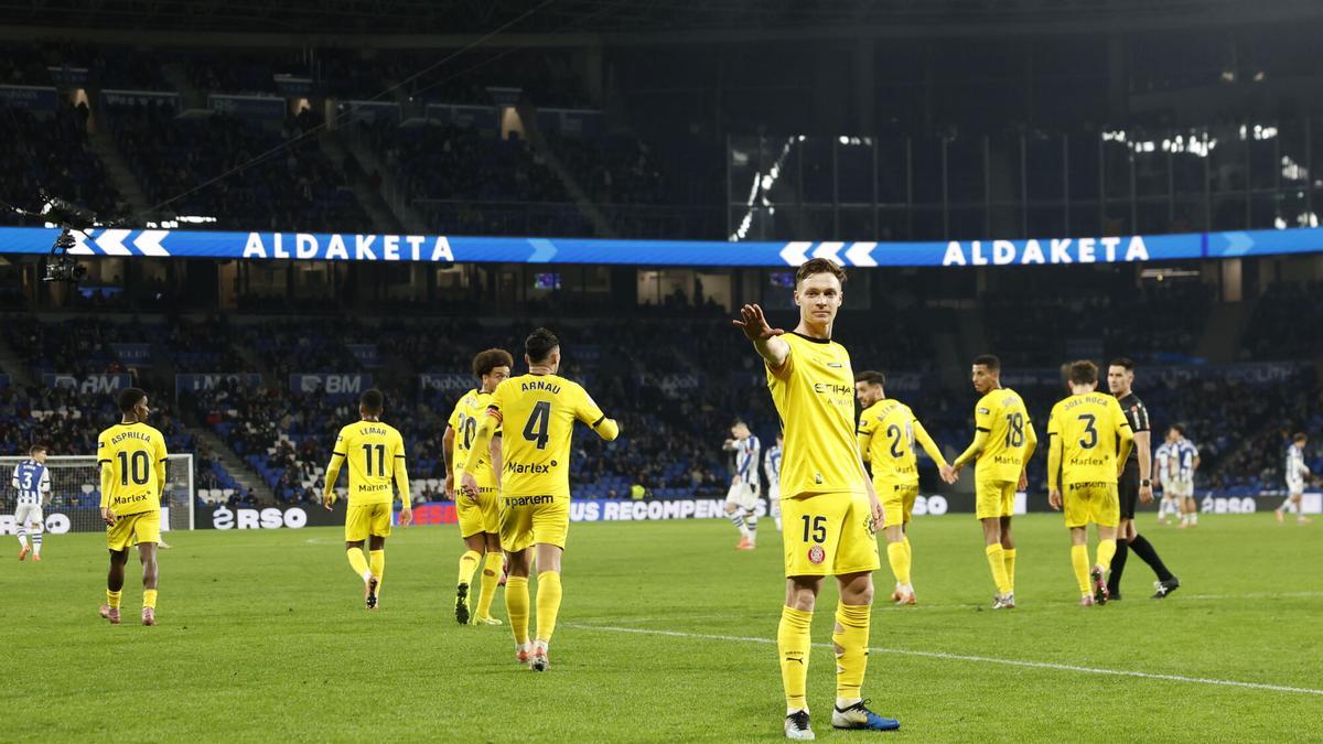 El centrocampista ucraniano del Girona Viktor Tsygankov celebra su gol, gol del empate ante la Real Sociedad, durante el partido de la jornada 16 de LaLiga entre la Real Sociedad y el Girona FC, este viernes en el Reale Arena de San Sebastián.