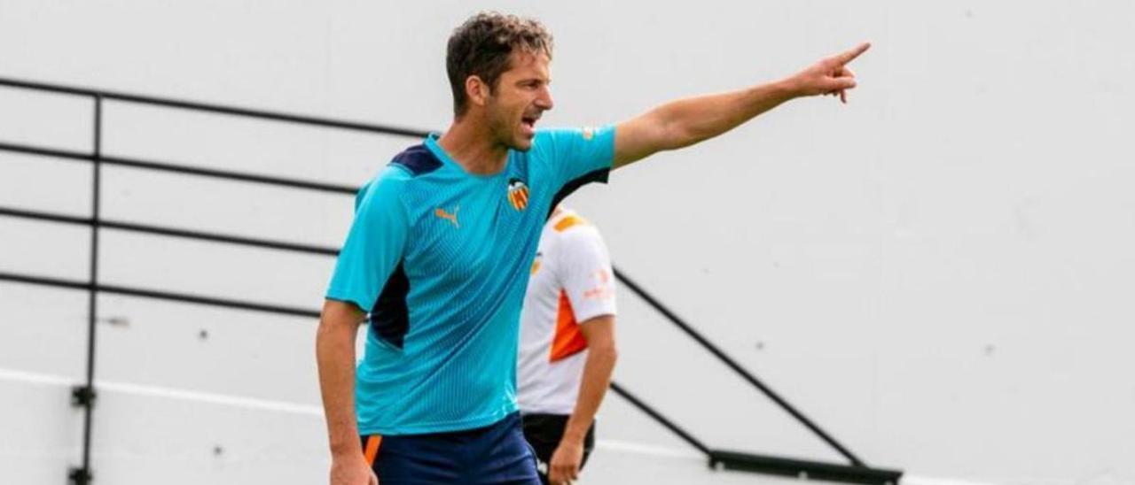 Edu Albacar da instrucciones durante un entrenamiento del Valencia.  | V.C.F.