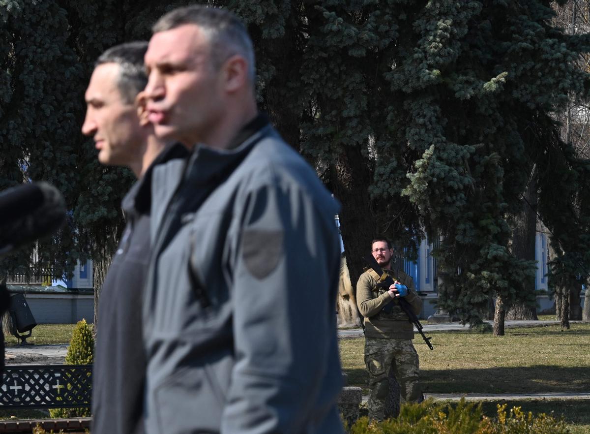 El alcalde de Kiev, Vitali Klitschko (D), en rueda de prensa frente al monumento dedicado al Arcángel Gabriel, protector de la ciudad, con su hermano Volodymyr (I) en Kiev. Por primera vez hay señales de que las fuerzas ucranianas están pasando a la ofensiva, retomando un pueblo cerca de Kiev y atacando a las fuerzas rusas en el sur del país.