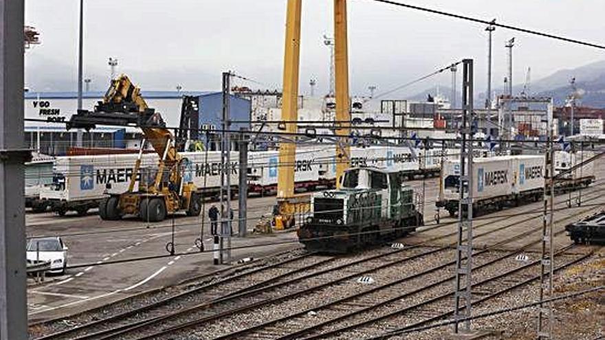 Vagones en la terminal de mercancías de la estación de tren de Guixar.