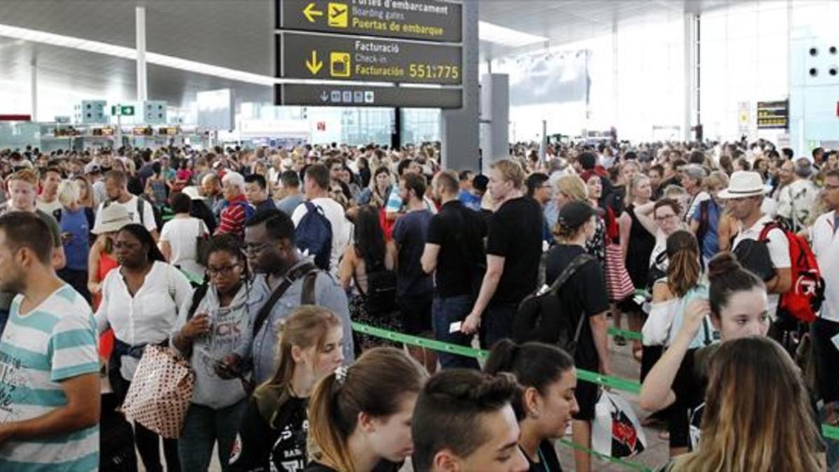 EN FILA.  Colas en el aeropuerto de El Prat ayer domingo, donde los empleados de seguridad retomaron los paros.