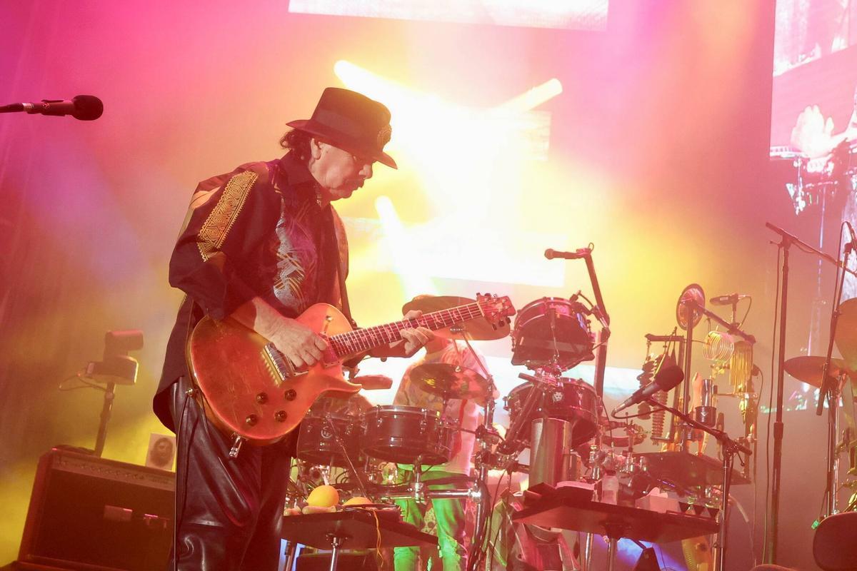 El regreso del legendario guitarrista Carlos Santana a València, en imágenes