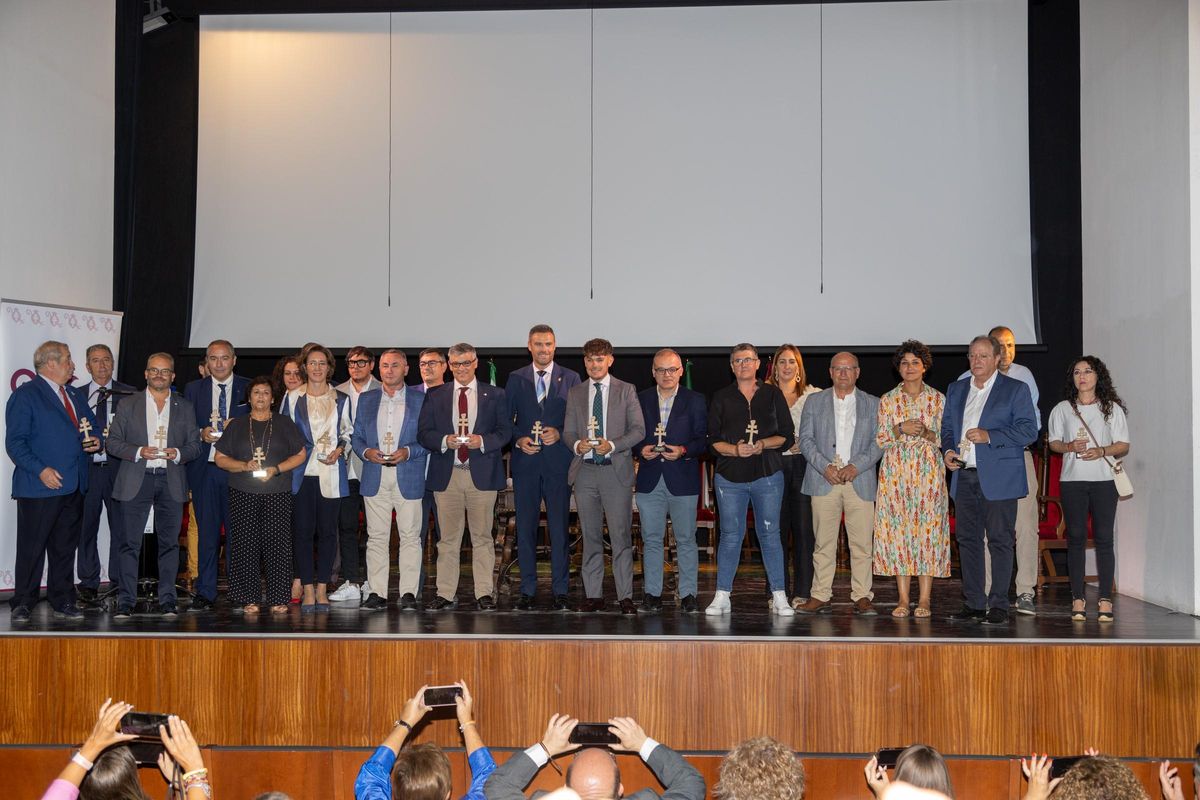Foto de familia con los alcaldes que forman la asociación