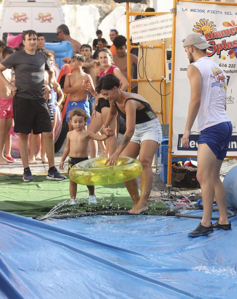 Rampa acuática contra la ola de calor, en las fiestas de Sagunt.