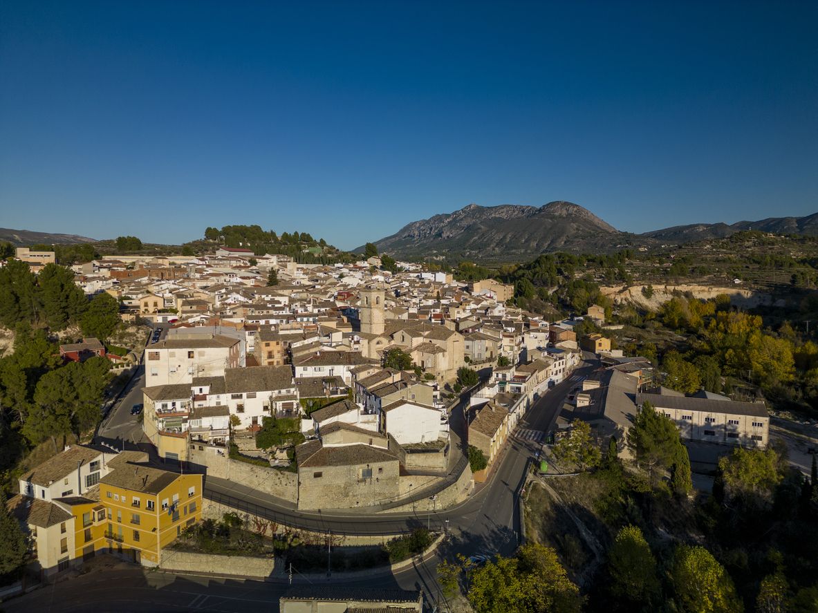 Benilloba es un municipio de la comarca del Comtat, en la Comunidad Valenciana, España.