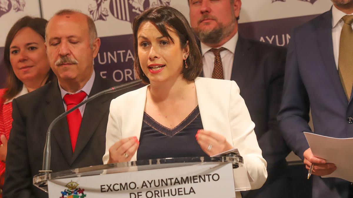 Carolina Gracia, alcaldesa de Orihuela, y a la izquierda el concejal Guillermo Cánovas