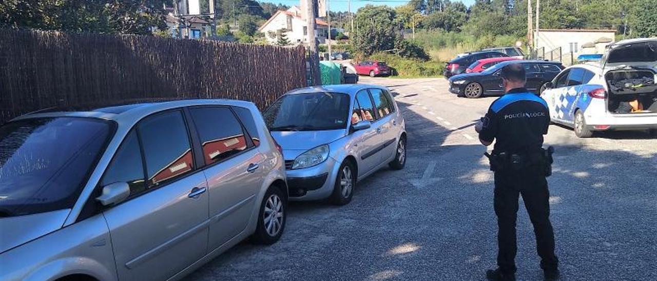 Agentes de la Policía Local, en un acceso a playas de Aldán.   | // FDV