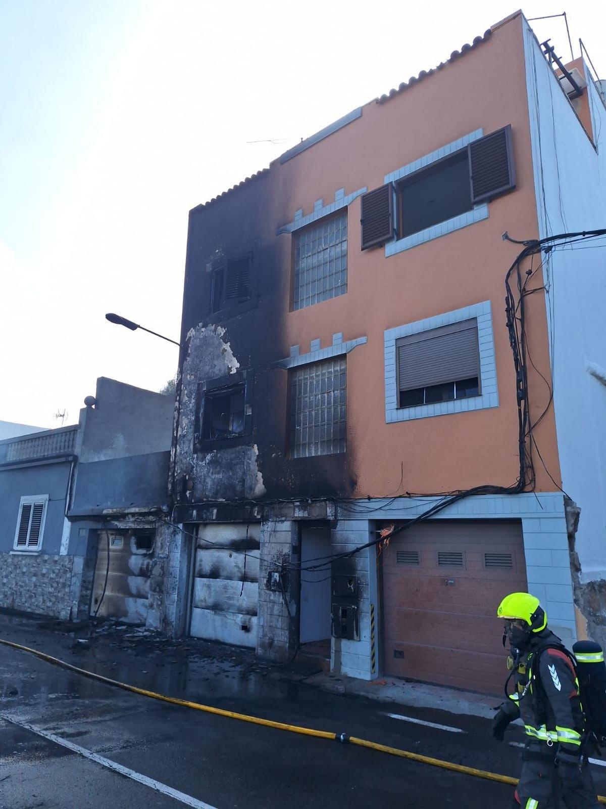 Imagen de la vivienda afectada por el incendio de este lunes en Santa Brígida.