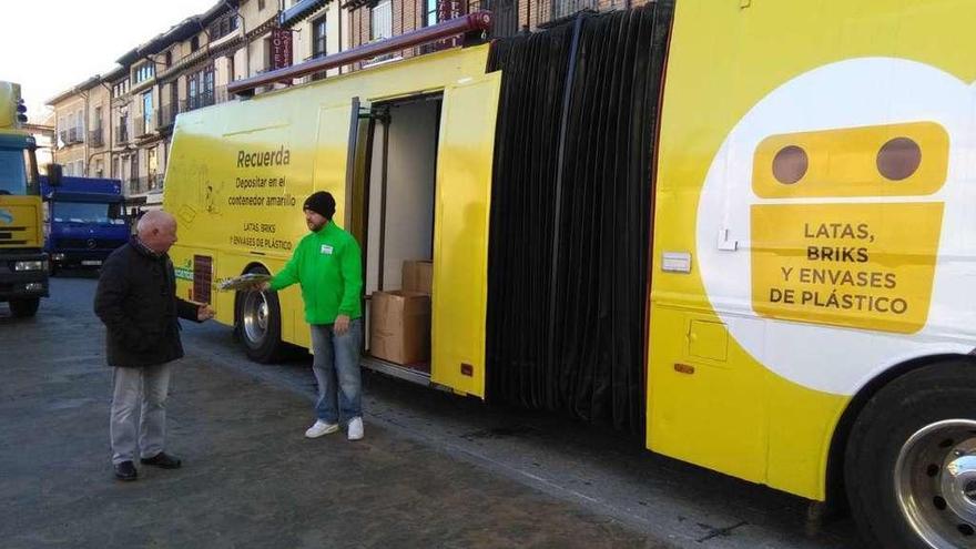 Reparten &quot;kits&quot; para separar residuos en un autobús de reciclaje