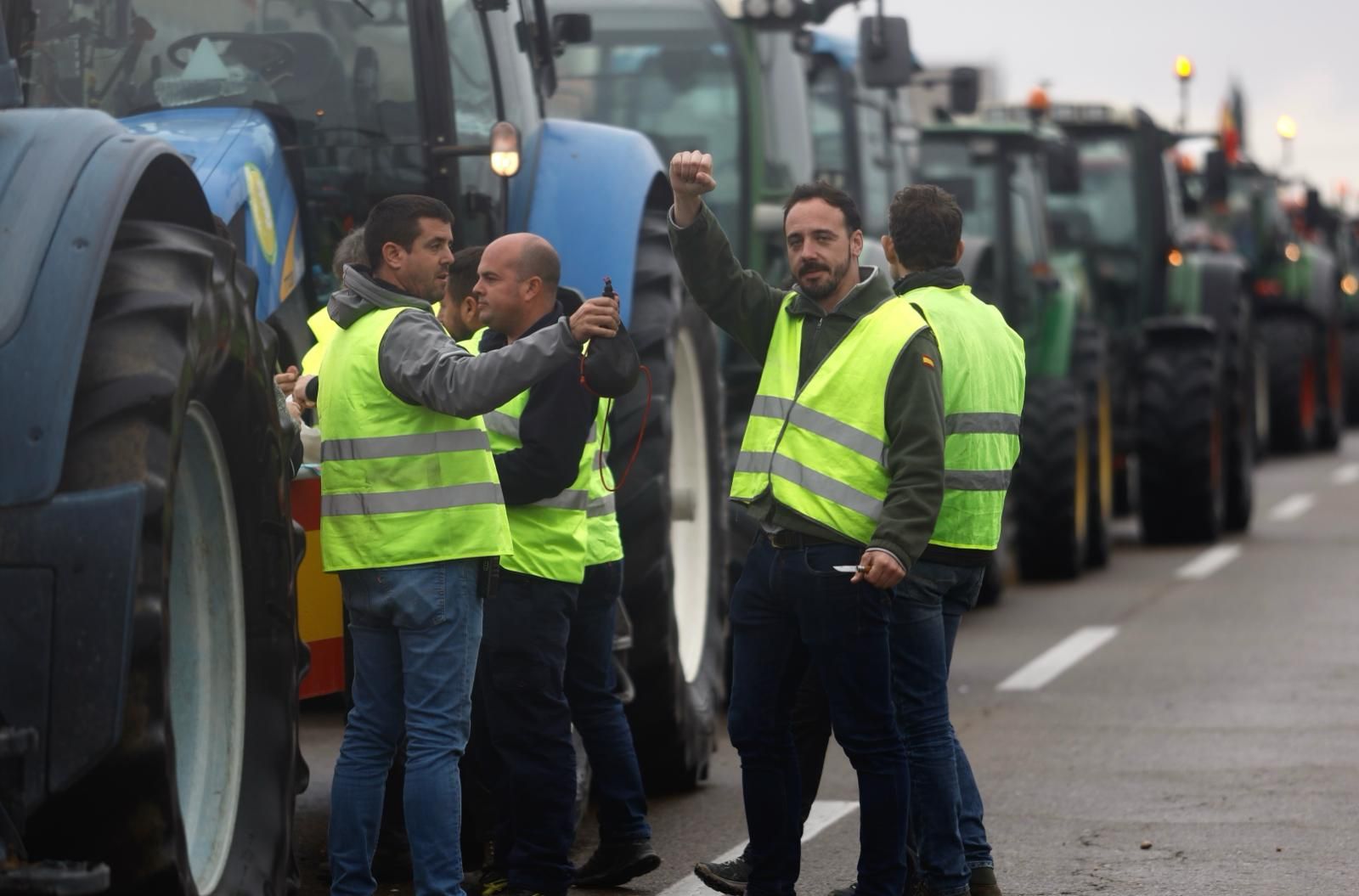 En imágenes | El cuarto día de tractoradas vuelve a colapsar las carreteras de Aragón