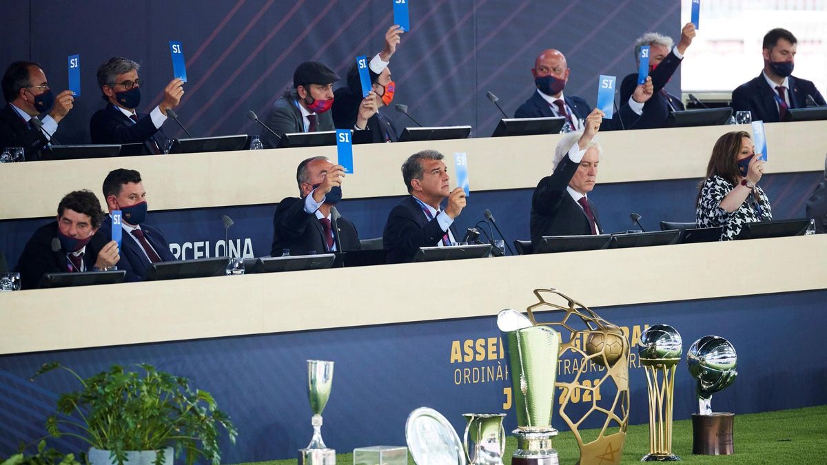 The president of FC Barcelona Joan Laporta votes with his board of directors. The president of FC Barcelona Joan Laporta votes with his board of directors.