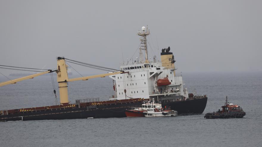La rotura del casco del buque hundido en Gibraltar causa una fuga de combustible