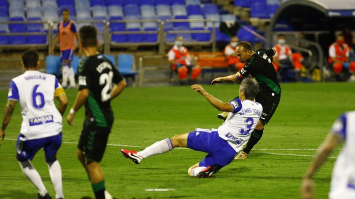 Nino dispara a gol este domingo en La Romareda.