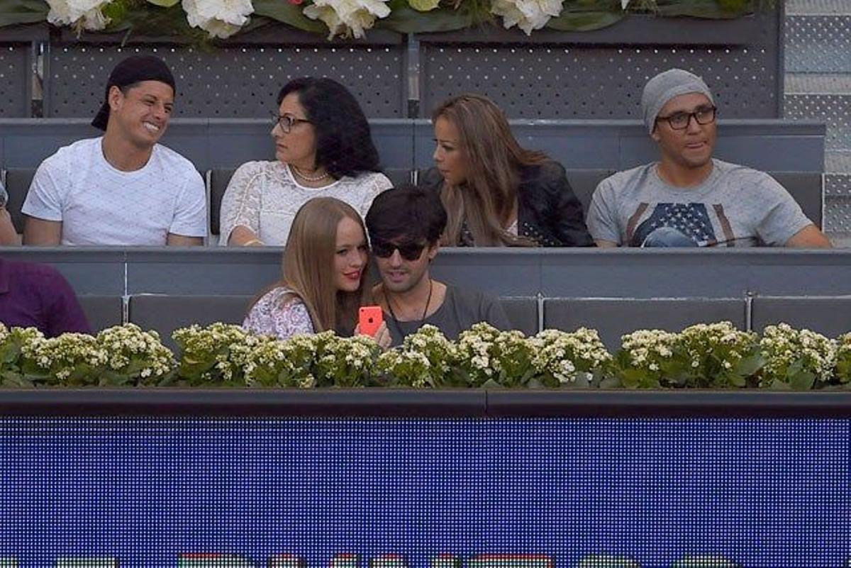 Esmeralda Moya y Carlos García se hacen un selfie en el Mutua Madrid Open de tenis