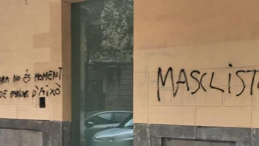 Pintadas en la sede de los populares.