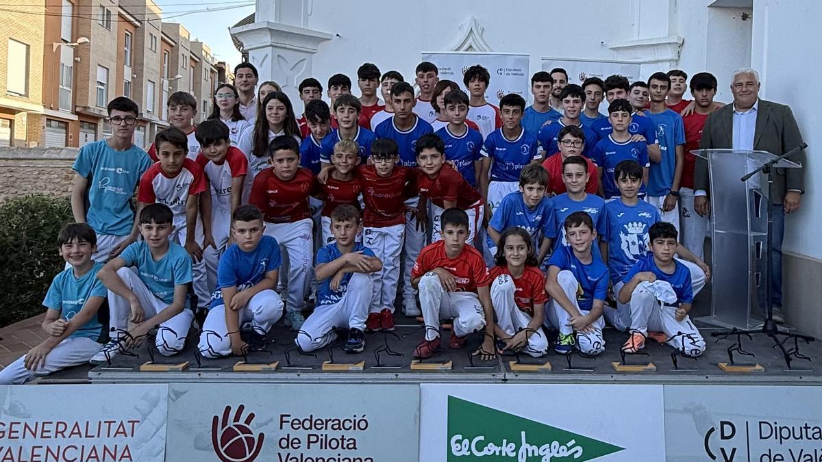 Foto de grup dels equips escolars finalistes a l'Ajuntament de Montserrat.