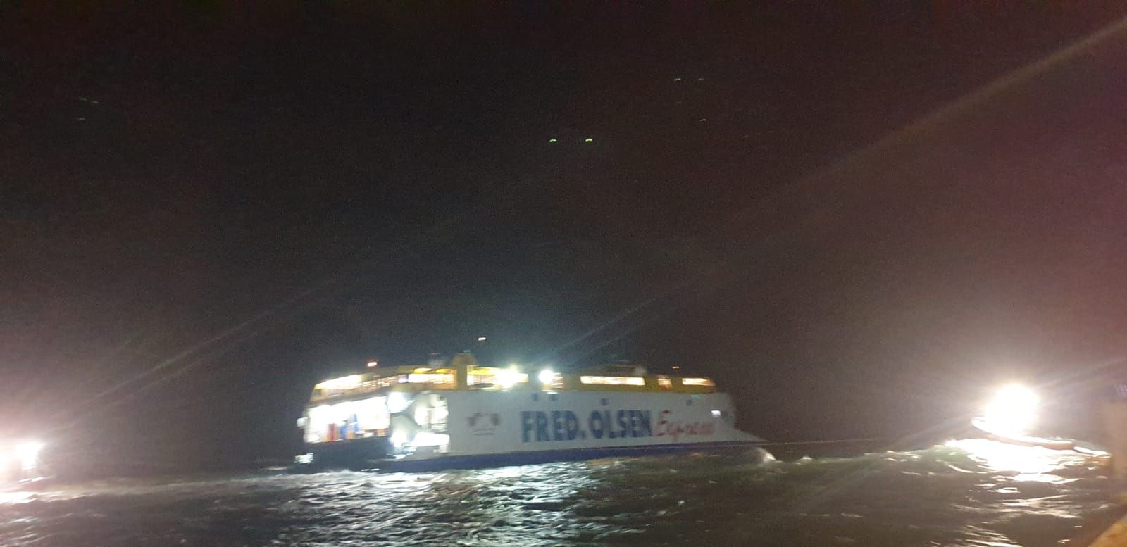 Un barco de Fred Olsen encalla en Agaete