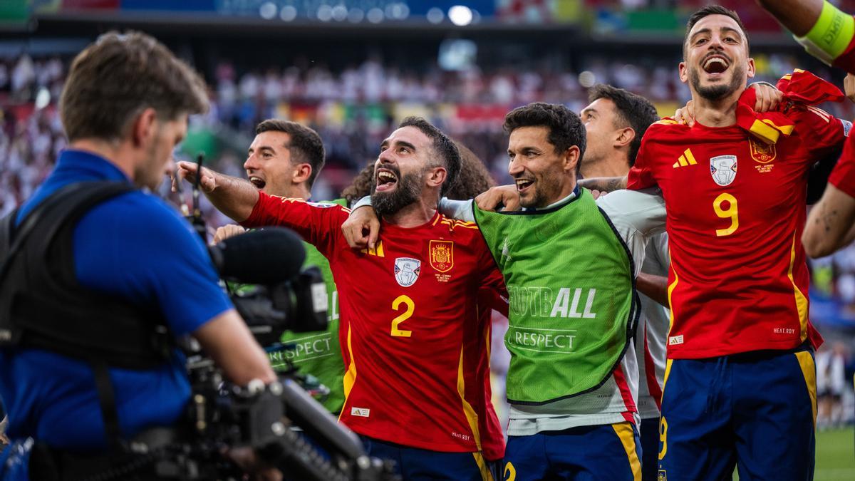 Los jugadores españoles celebtran la clasificación a semifinales tras el partido ante Alemania.