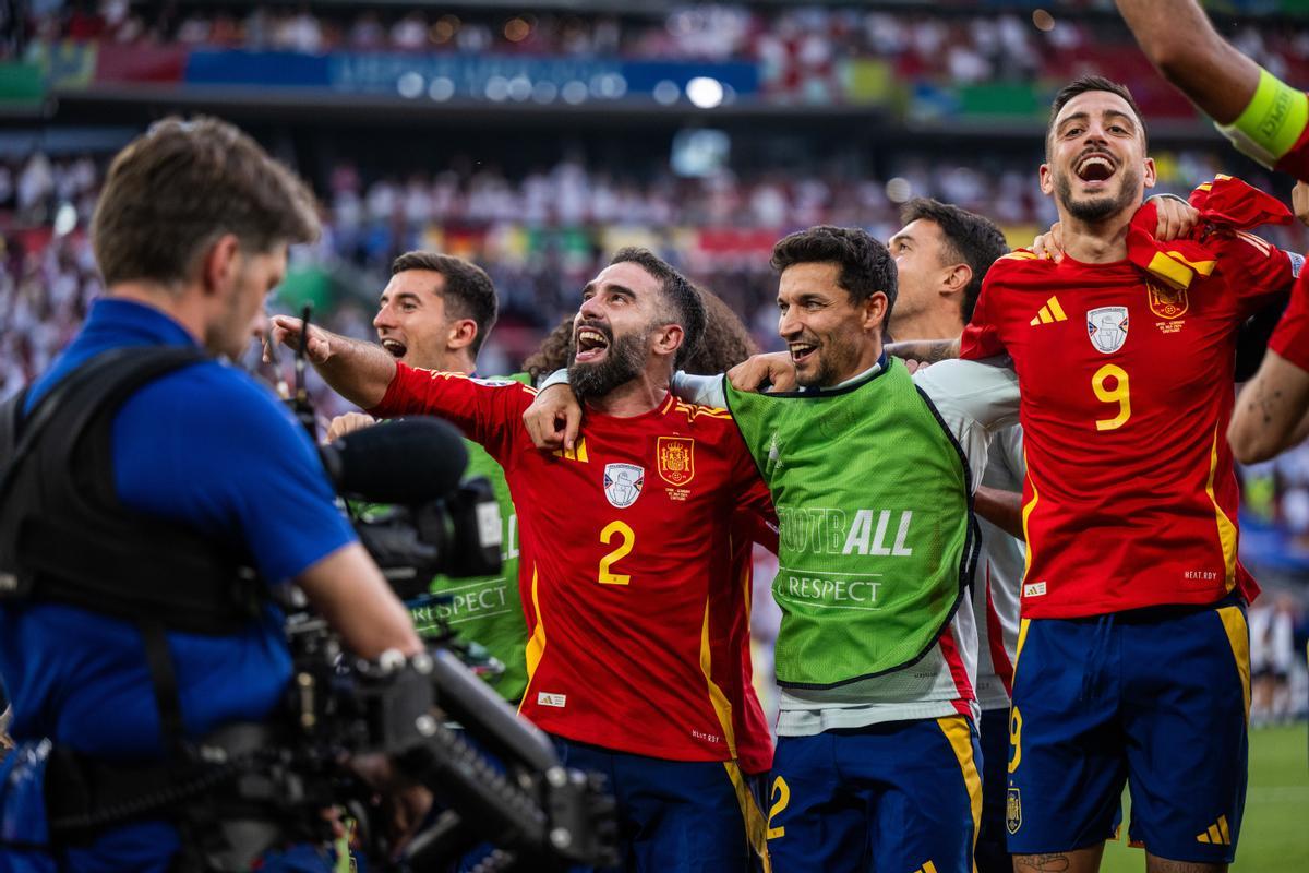Los jugadores españoles celebtran la clasificación a semifinales tras el partido ante Alemania.