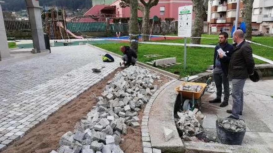 Félix Juncal y Xosé Leal, en las obras en Ramal do Galos. // FdV