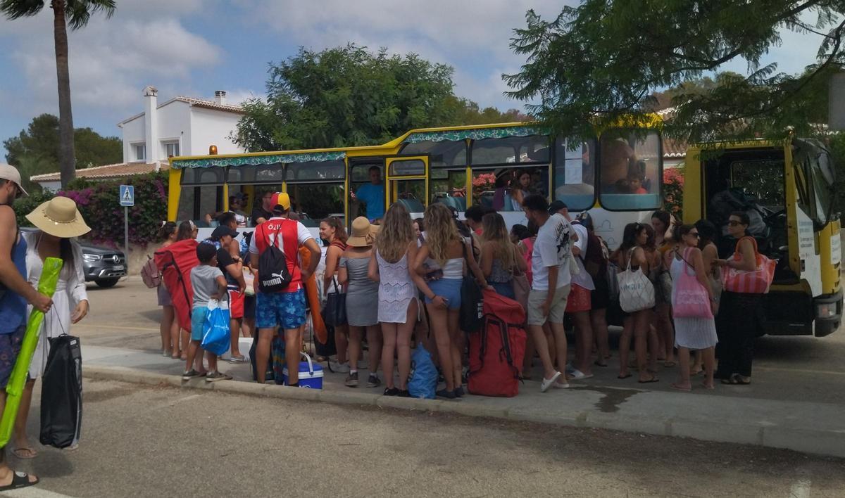 El vehículo turístico que se utilizó el pasado verano para facilitar a los bañistas bajar a la Granadella