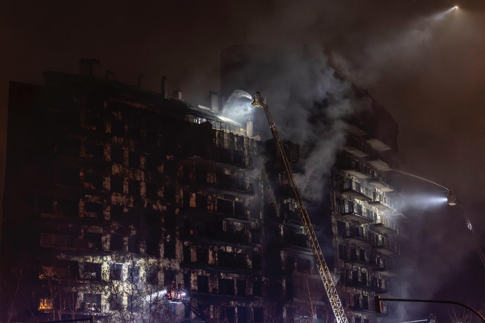 El trabajo de los bomberos en la trágico incendio de València