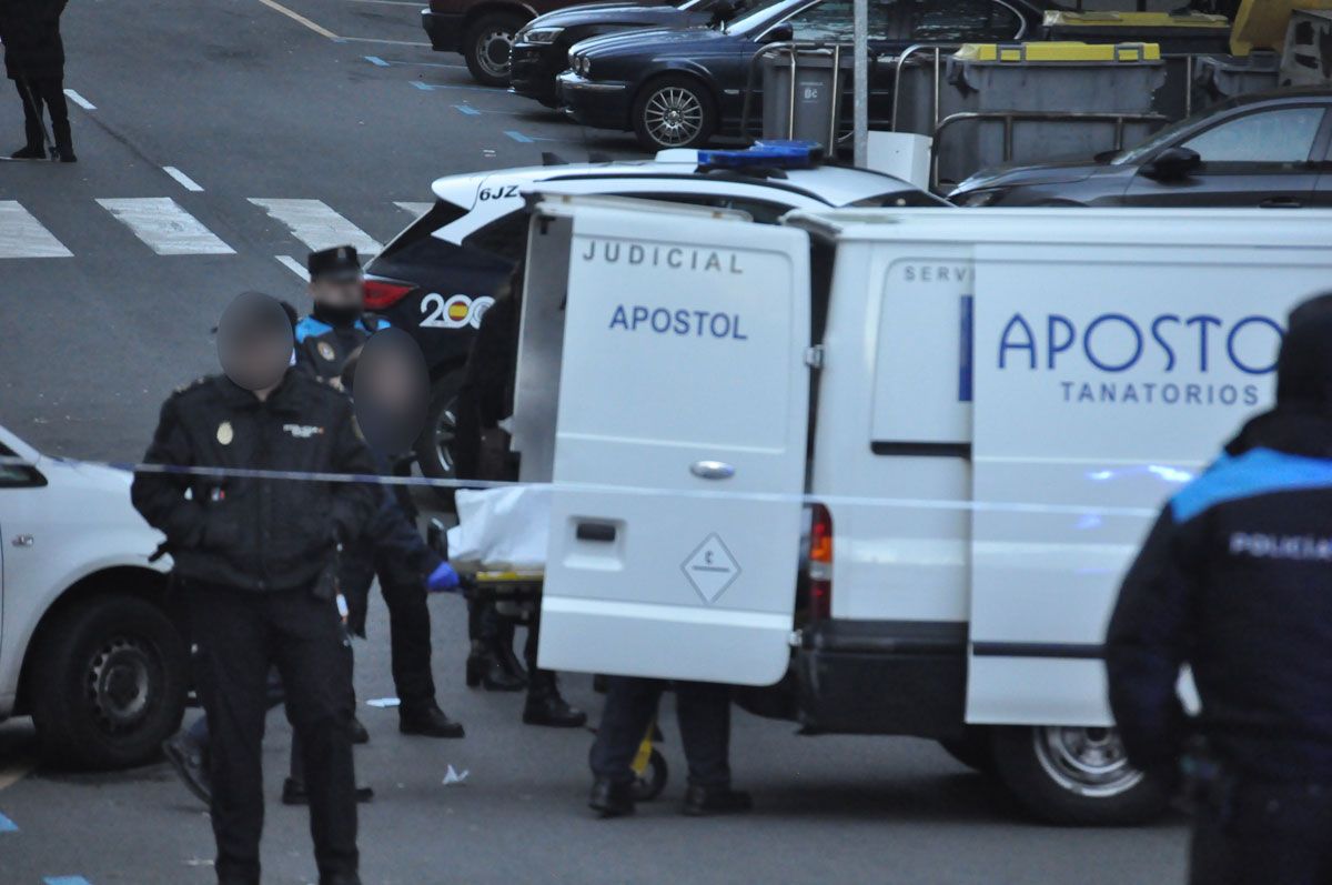 El cadáver es introducido en el vehículo de la funeraria