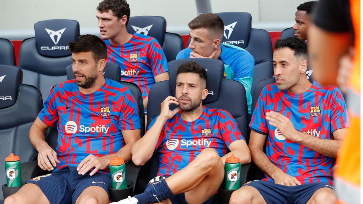 Piqué y Alba presenciaron junto a Busquets el choque desde el banquillo