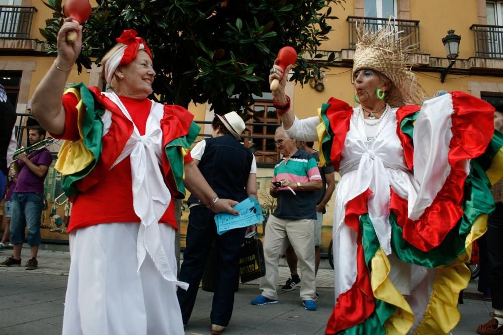 Llegada a Candás de los participantes en la semana de teatro costumbrista