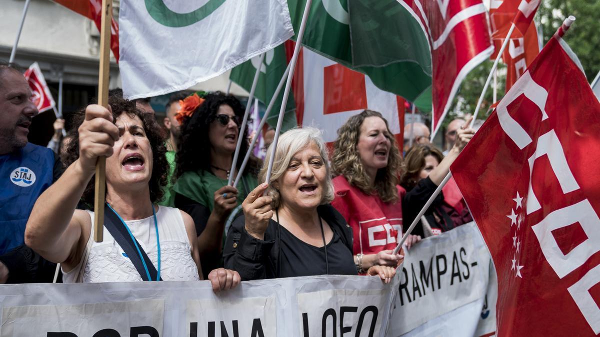 Funcionarios de justicia con pancartas durante una concentración, frente a la sede nacional del PSOE.