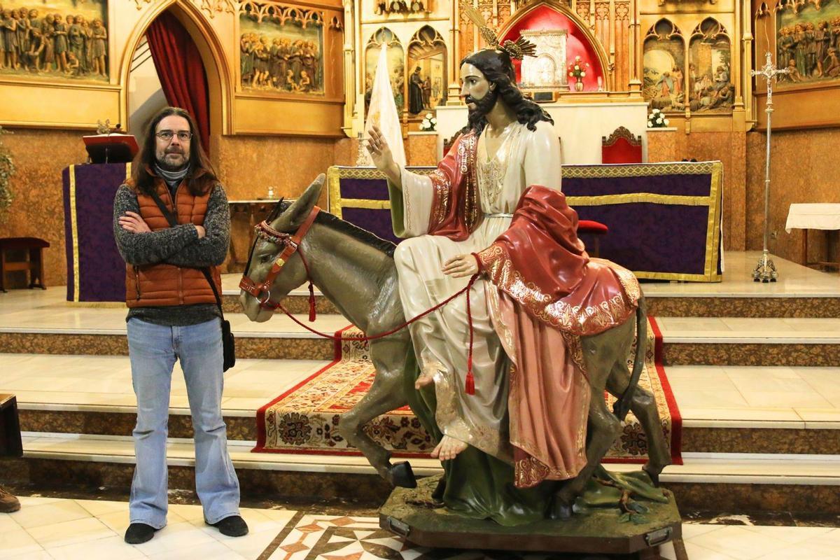 Rafael Sánchez García, junto a La Borriquita, en la iglesia-santuario de María Auxiliadora.