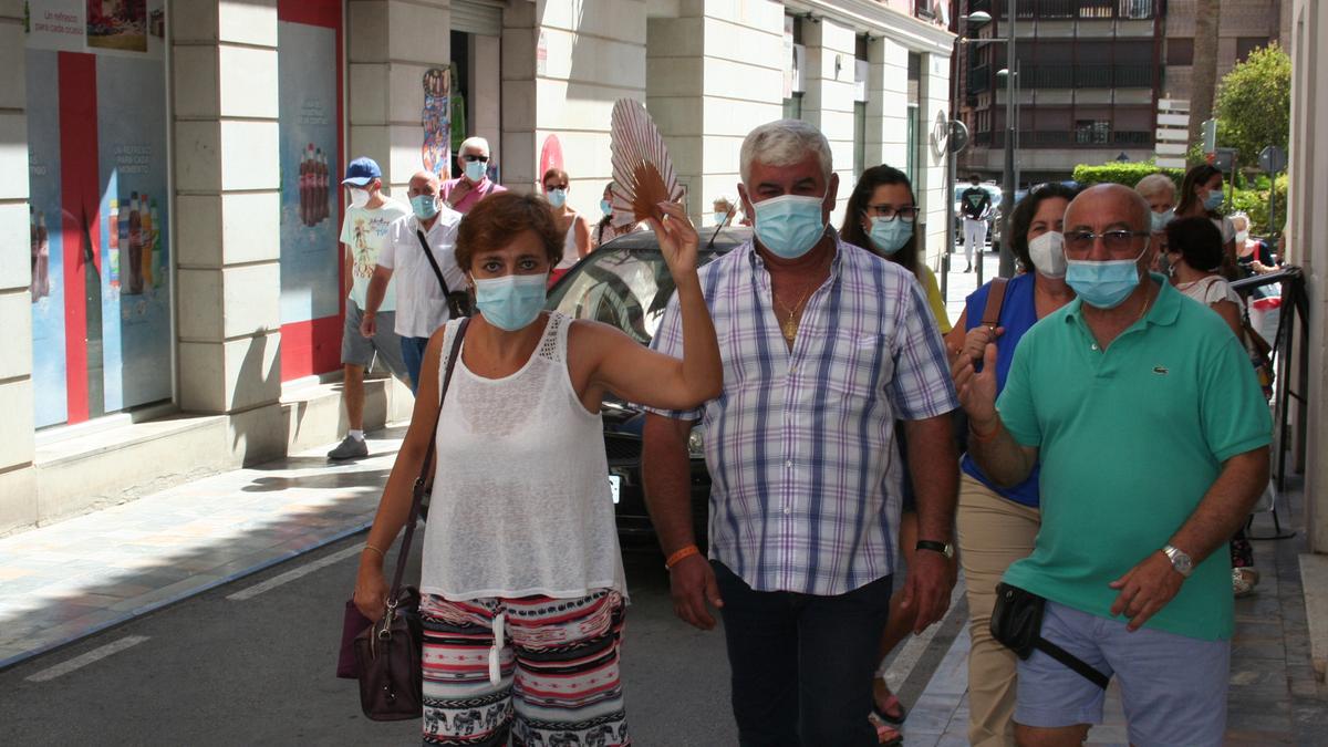 Un grupo de turistas sevillanos, este jueves, por la calle Álamo.