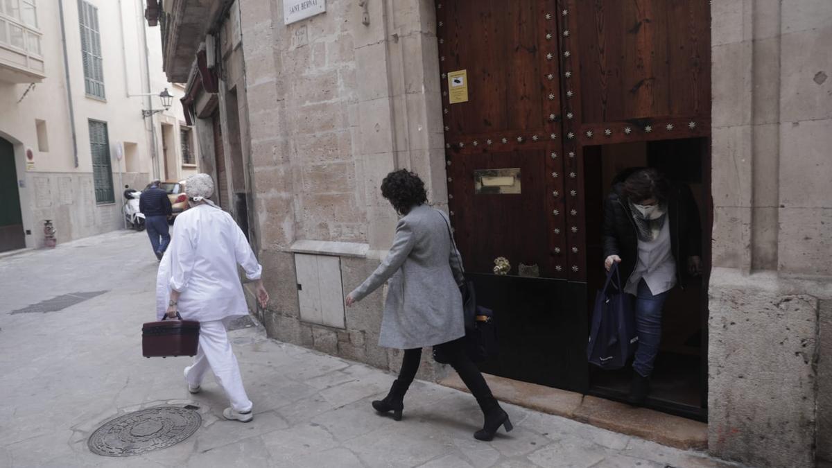 El obispo de Mallorca, Sebastià Taltavull, se pone la segunda dosis de la vacuna
