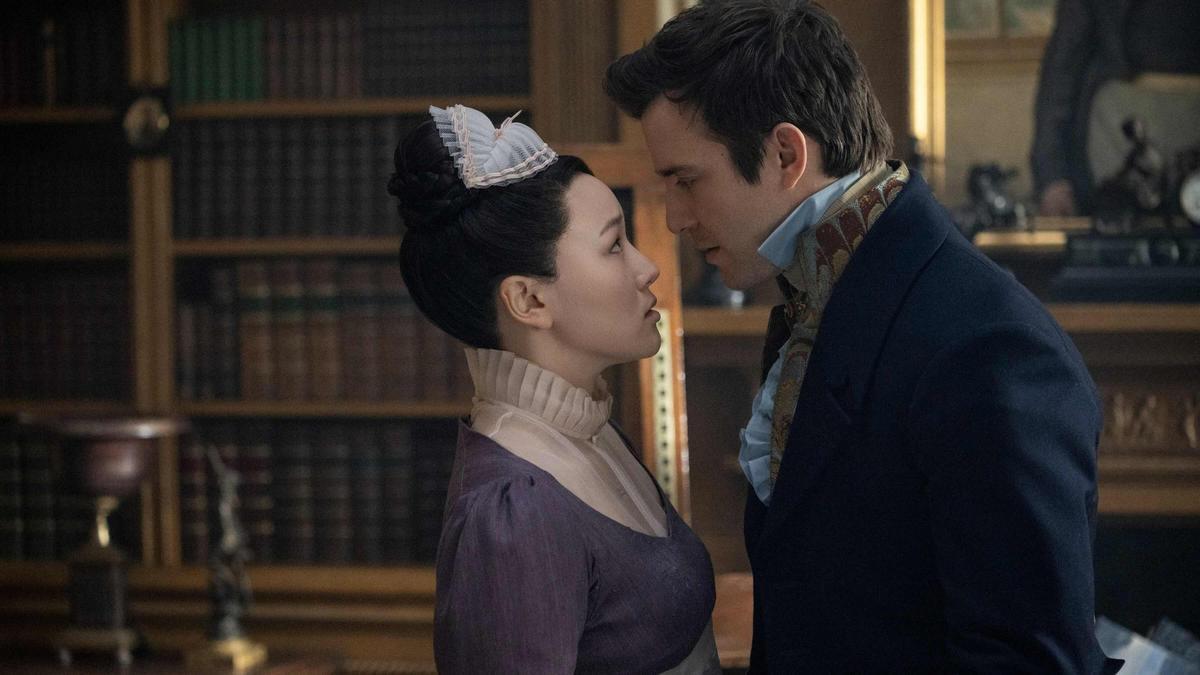 Yerin Ha (Sophie) y Luke Thompson (Benedict) en los nuevos episodios de 'Los Bridgerton'
