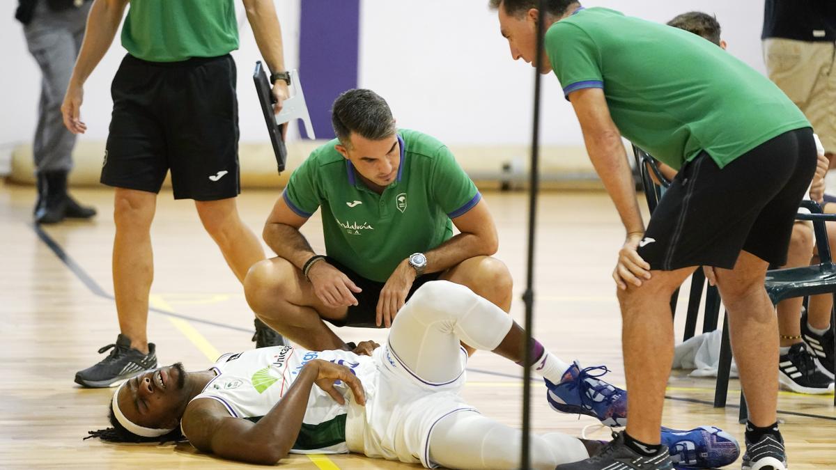 Kendrick Perry, tras lesionarse en la Copa de Andalucía.