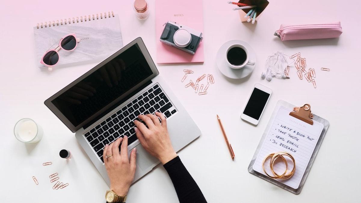 Mujer con portátil y cosas de bloguera