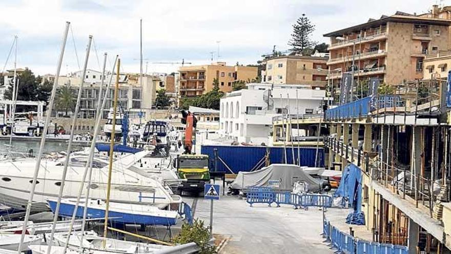 Operarios trabajando en el muelle de Calanova tras el accidente.